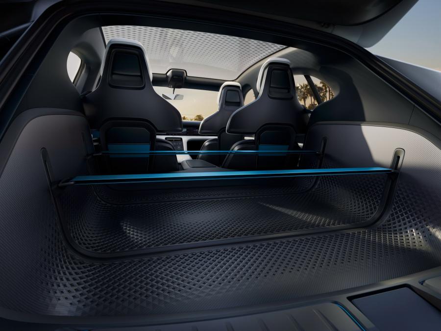 Багажник Porsche Mission E Cross Turismo 2018 года  (фото 3 из 66)